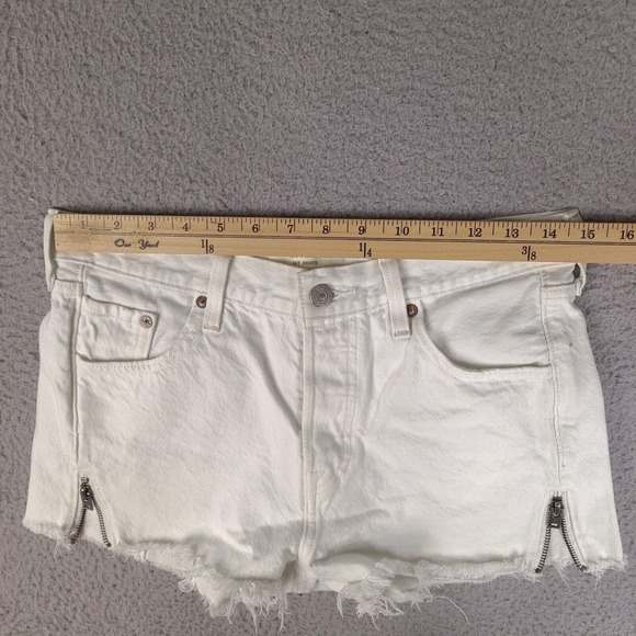 Levi's Shorts Womens Size 27 White Altered 501 Side Zipper Denim Cutoff Frayed - Picture 13 of 16